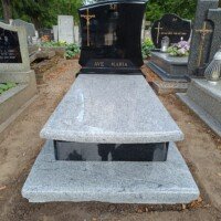 Nagrobek granitowy w Dębnie